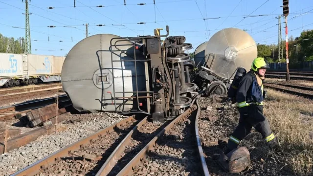Még mindig tart a petróleum átfejtése a vasúti baleset után Rákoson