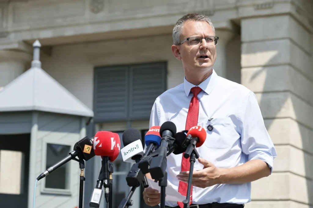 Rétvári Bence szerint Lannert Judit férje jelentős juttatást kapott egy egyetemi alapítványtól