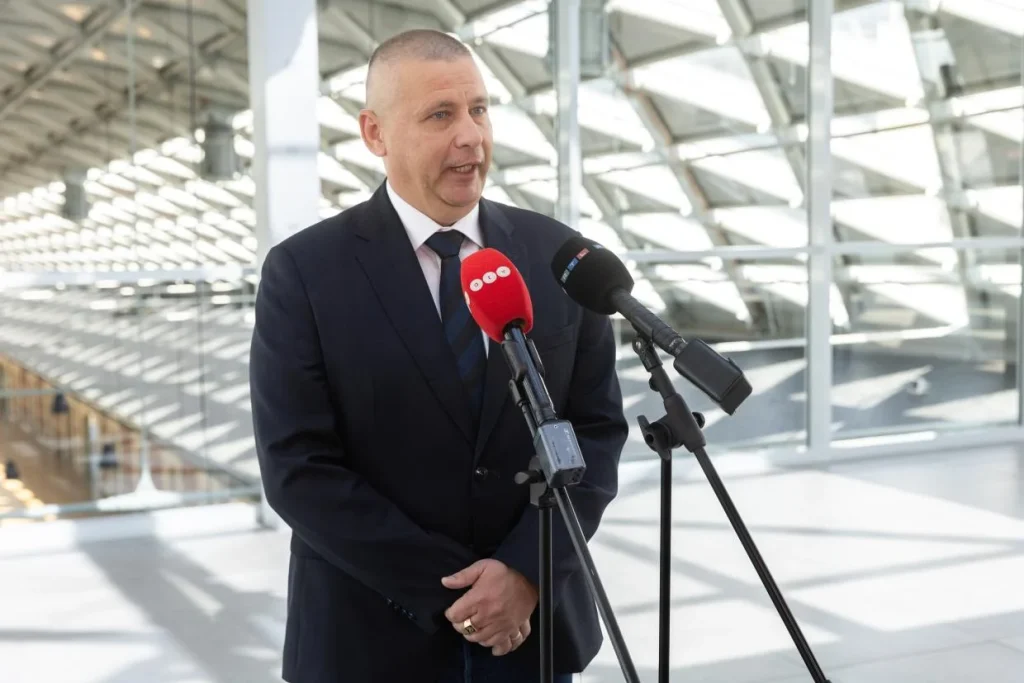 Hűtlen kezelés gyanúja miatt tesz feljelentést a honvédelmi miniszter egy korábbi tanácsadói szerződés miatt
