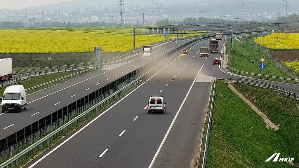 Veszélyes sávváltás okozott karambolt az M30-as autópályán – videóval