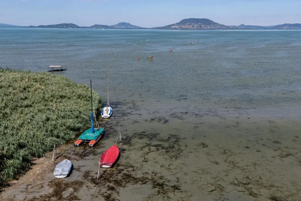 Kétségbeejtő helyzetben a Balaton: fogy a víz, szűkülnek a természetes partszakaszok