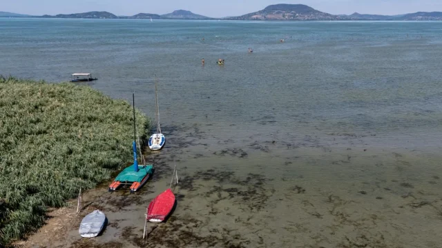 Kétségbeejtő helyzetben a Balaton: fogy a víz, szűkülnek a természetes partszakaszok