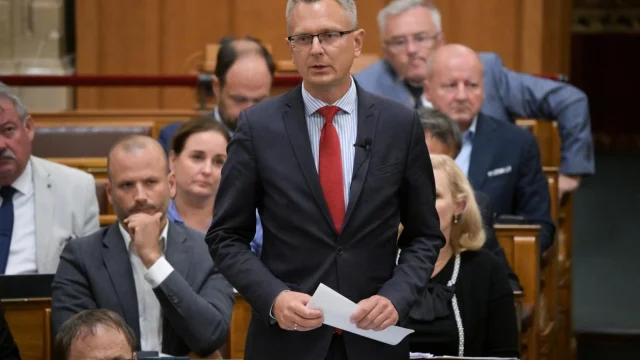 Több mint tízezer aláírást gyűjtött a KDNP egy nap alatt Lannert Judit miatt