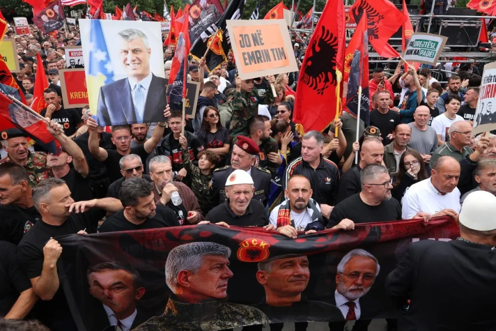 Tüntetés Pristinában: Hashim Thaci felmentését követelik a hívek
