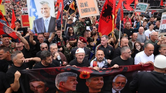 Tüntetés Pristinában: Hashim Thaci felmentését követelik a hívek