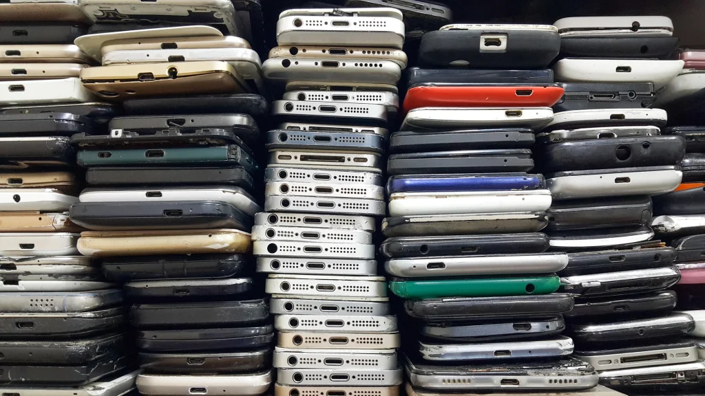 Több mint egymillió használt mobiltelefont értékesíthettek újként Európában