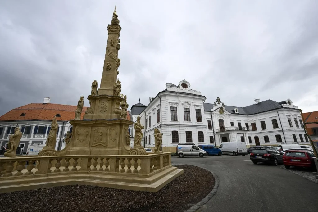 Restaurált 17–19. századi bútorokat és püspöki tárgyakat mutatnak be a veszprémi érseki palotában