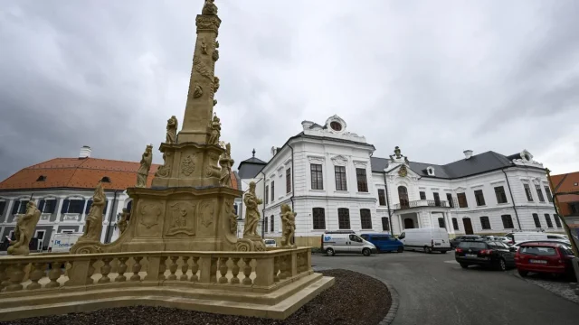Restaurált 17–19. századi bútorokat és püspöki tárgyakat mutatnak be a veszprémi érseki palotában