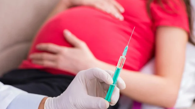 HUN-REN: A várandósság alatti védőoltás kevésbé veszélyes, mint a fertőzés a kutatók szerint