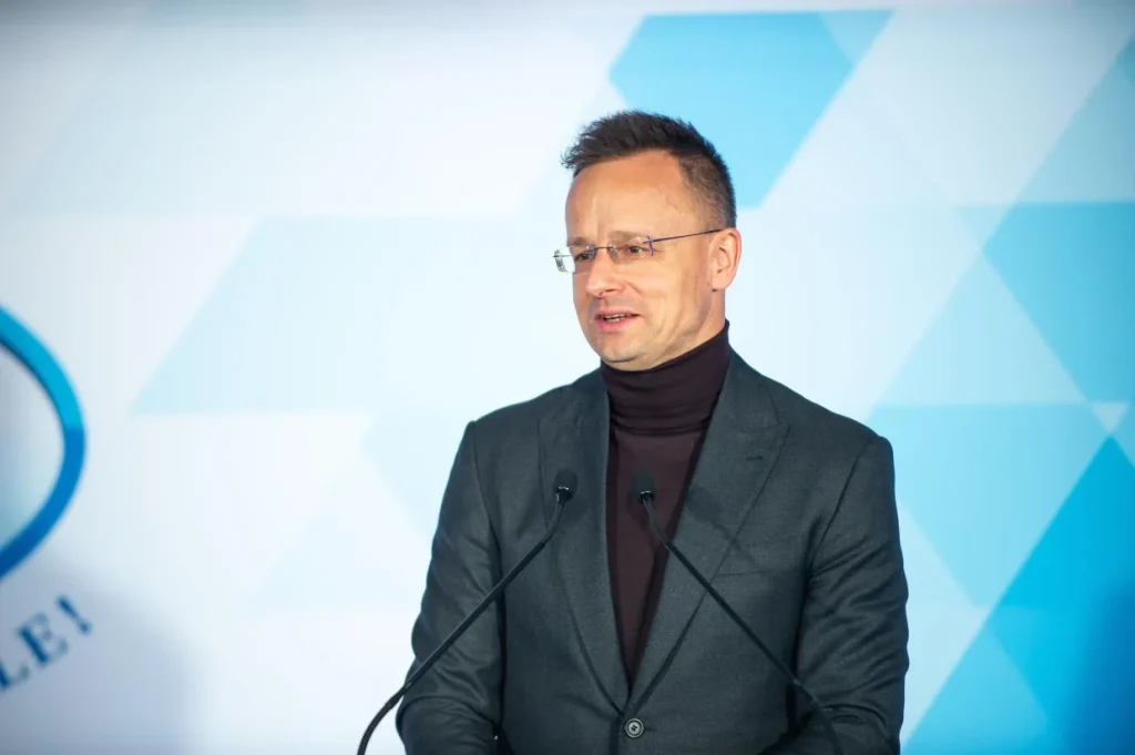 Vizsgálatot indít a nemzetbiztonsági bizottság Szijjártó Péter BYD-s munkavállalása miatt