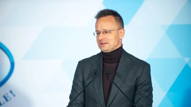 Vizsgálatot indít a nemzetbiztonsági bizottság Szijjártó Péter BYD-s munkavállalása miatt