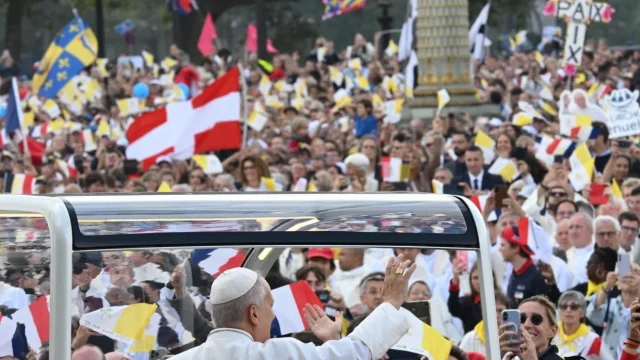 XIV. Leó pápa a belső ürességről beszélt párizsi szabadtéri miséjén