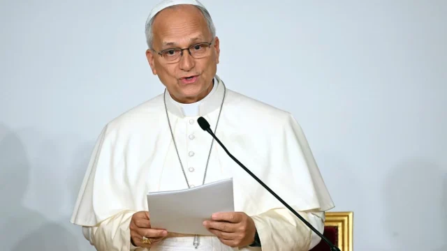 XIV. Leó pápa a méltóságban és békében való együttélésről beszélt Párizsban