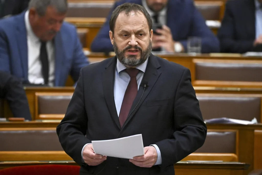 A kormány benyújtotta az Országgyűlés elé az adótörvényeket, megduplázná a családi pótlékot és emelné a nyugdíjakat