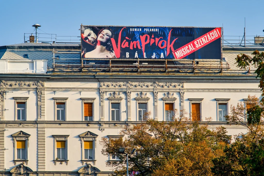 A Magyar Reklámszövetség szerint a szabályozási bizonytalanság veszélyezteti a közterületi reklámpiacot