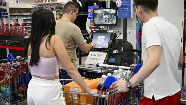 Eladja csehországi és szlovákiai üzlethálózatát a Tesco, Magyarországon folytatja a működését