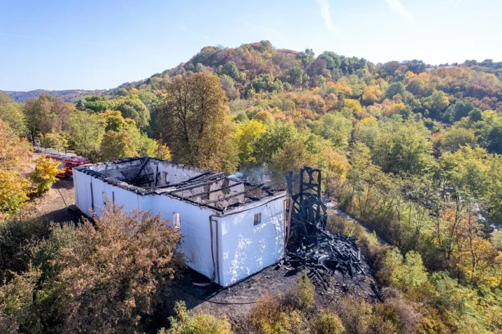 Adománygyűjtést indított a Magyar Református Szeretetszolgálat a leégett radostyáni templomért