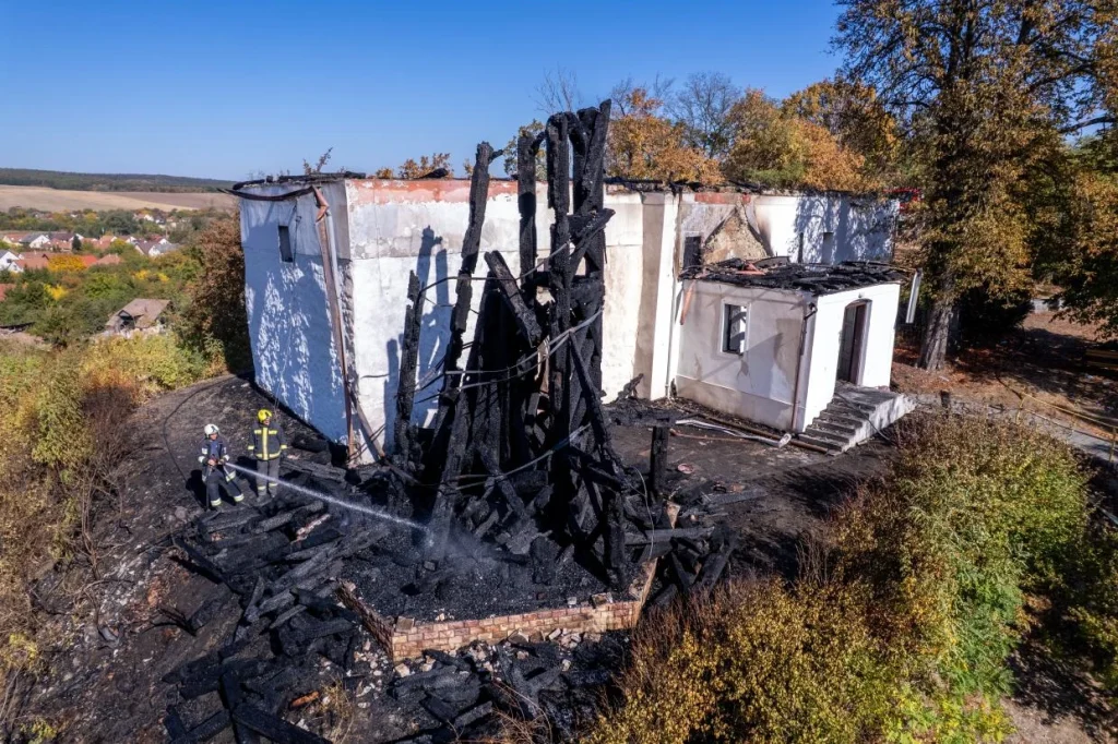 Adománygyűjtést indított a Magyar Református Szeretetszolgálat a leégett radostyáni templomért