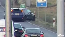 Árokba csapódott egy autó az M3-ason a késői fékezés miatt – videóval