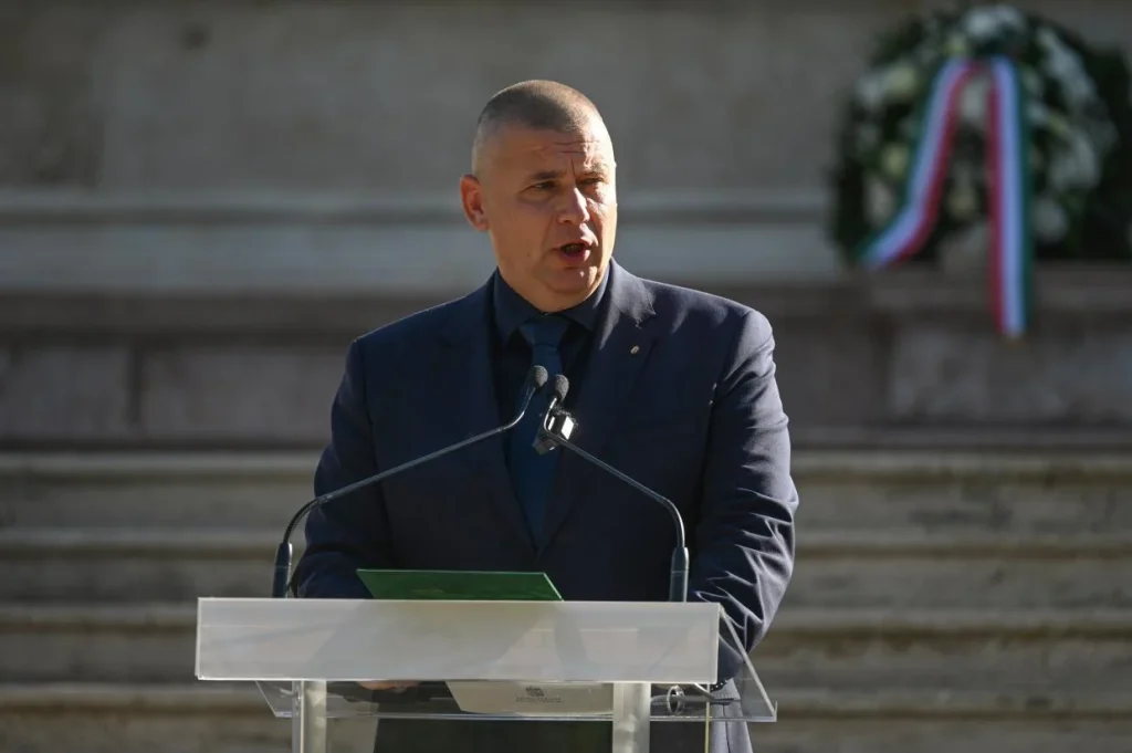 Ruszin-Szendi Romulusz honvédelmi miniszter a Fiumei úti sírkertben emlékezett meg az aradi vértanúkról