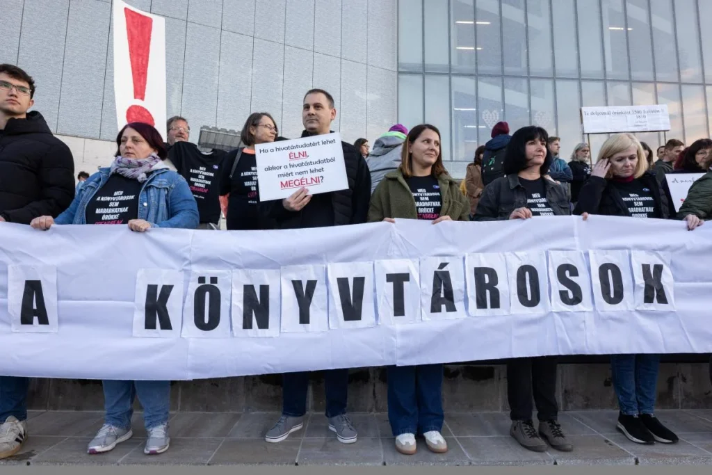 Azonnali béremelést követeltek a demonstráló közgyűjteményi és közművelődési dolgozók Pécsen