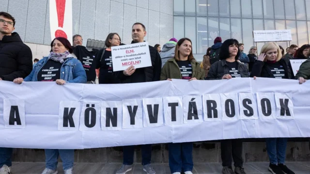Azonnali béremelést követeltek a demonstráló közgyűjteményi és közművelődési dolgozók Pécsen