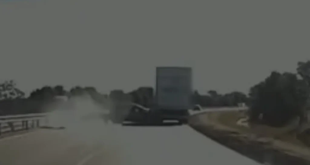 Súlyos baleset az M4-esen: irányíthatatlanná vált az utánfutós autó – videóval
