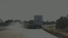 Súlyos baleset az M4-esen: irányíthatatlanná vált az utánfutós autó – videóval
