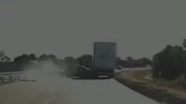 Súlyos baleset az M4-esen: irányíthatatlanná vált az utánfutós autó – videóval