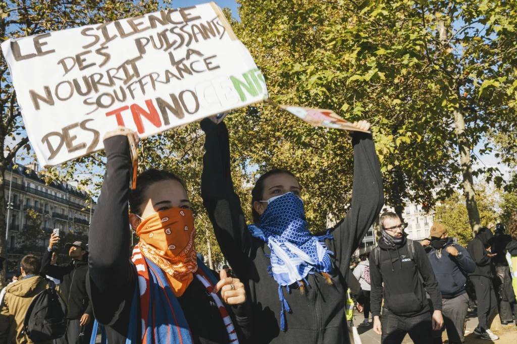 Nyugalomban kezdődtek a tüntetések a francia nagyvárosokban