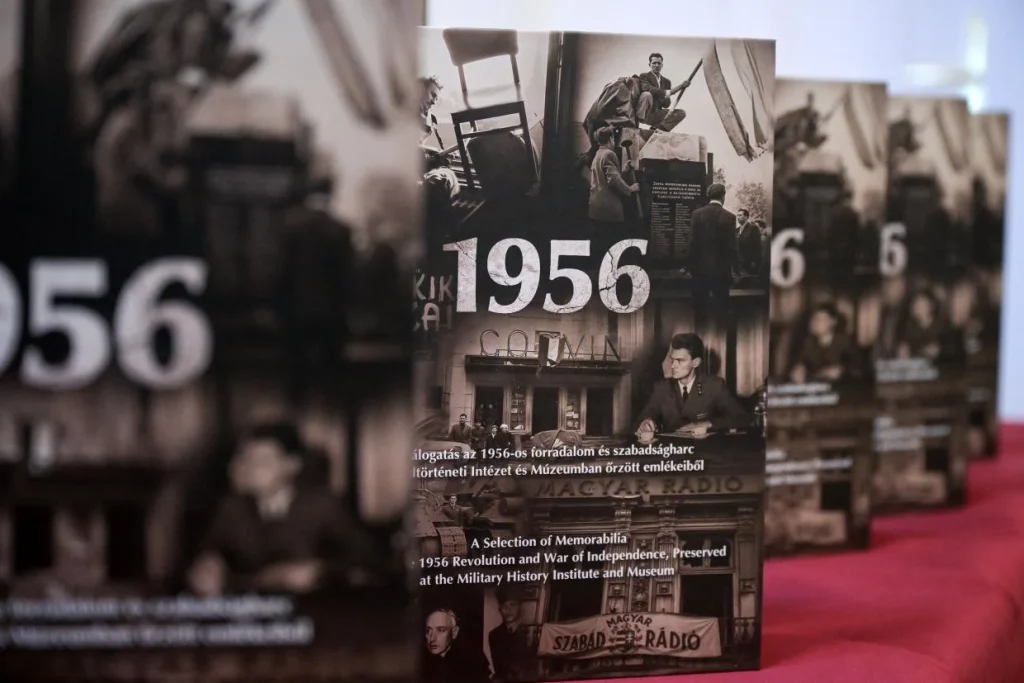 Megjelent az 1956-os forradalom emlékeit bemutató kétnyelvű kötet a budai Várban