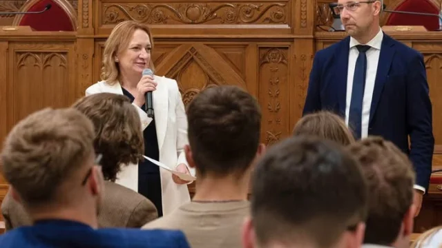 Bihar megyei diákvezetők látogatása az Országházban