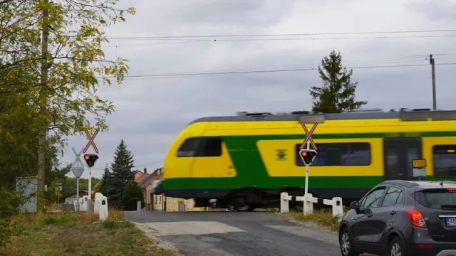 Így közlekedj biztonságosan a fénysorompós vasúti átjárókban