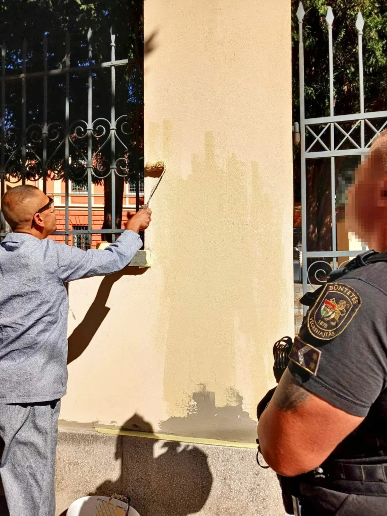 Saját maga festette le az általa megrongált kerítést az a férfi, akit a pécsi börtönbe zártak