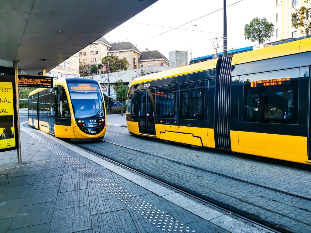 Befejeződött a digitális menetrendi kijelzők telepítése Budapest 61 megállójában