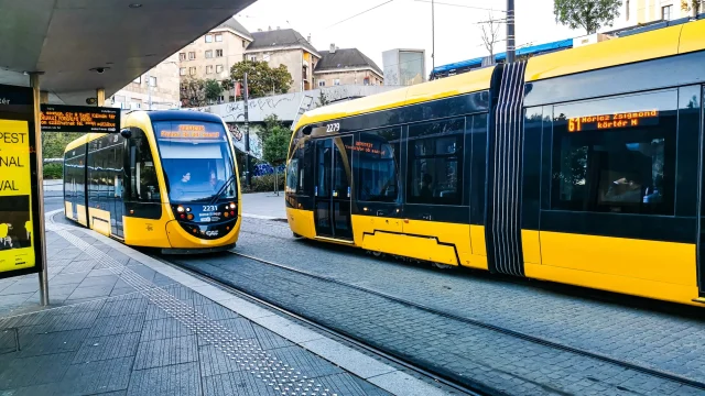 Befejeződött a digitális menetrendi kijelzők telepítése Budapest 61 megállójában