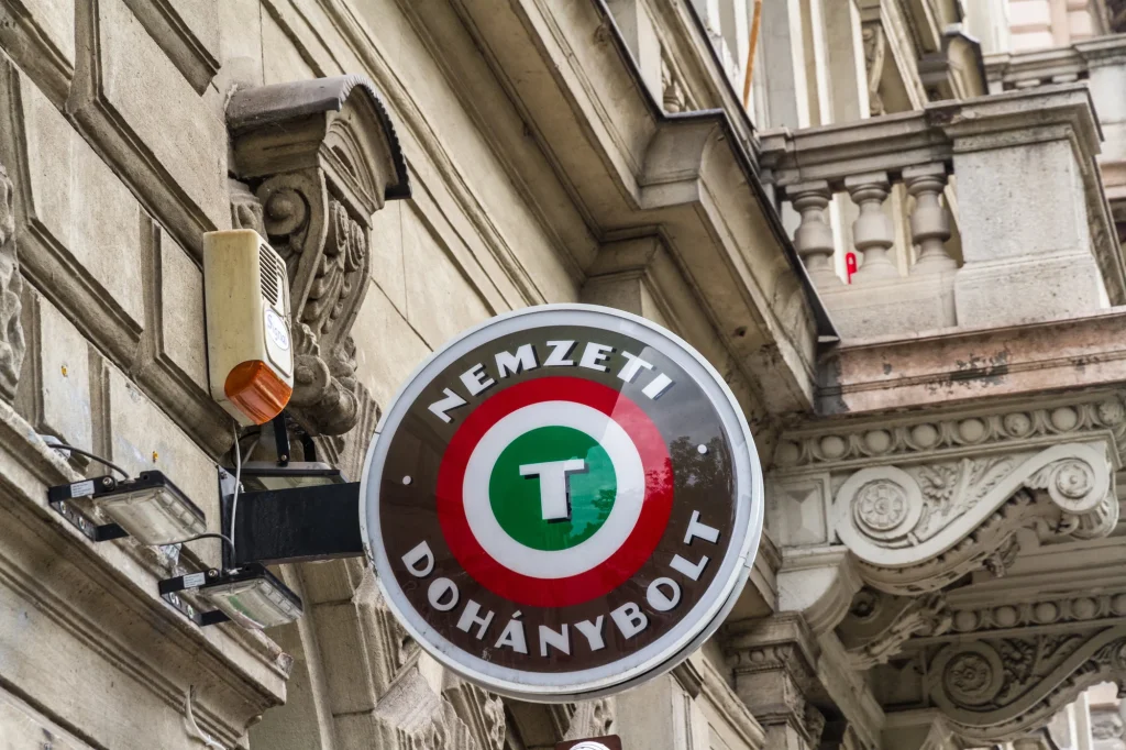Dohányboltellátó: az adóemelés előtt növelik készleteiket a dohányboltok