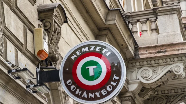 Dohányboltellátó: az adóemelés előtt növelik készleteiket a dohányboltok