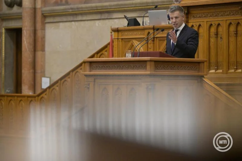 Jelentős családtámogatási és nyugdíjintézkedéseket jelentett be Magyar Péter