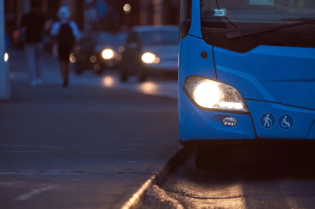 QR-kódos matricákkal egyszerűsíti a digitális jegyérvényesítést a BKK a felszíni járatokon