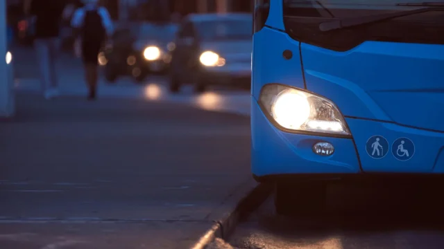 QR-kódos matricákkal egyszerűsíti a digitális jegyérvényesítést a BKK a felszíni járatokon
