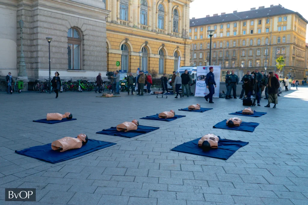 Az elsősegélynyújtás fontosságára hívták fel a figyelmet az állami szervek a Keleti pályaudvaron