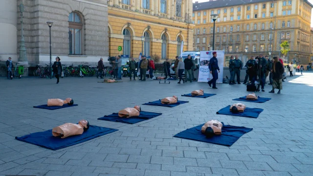 Az elsősegélynyújtás fontosságára hívták fel a figyelmet az állami szervek a Keleti pályaudvaron
