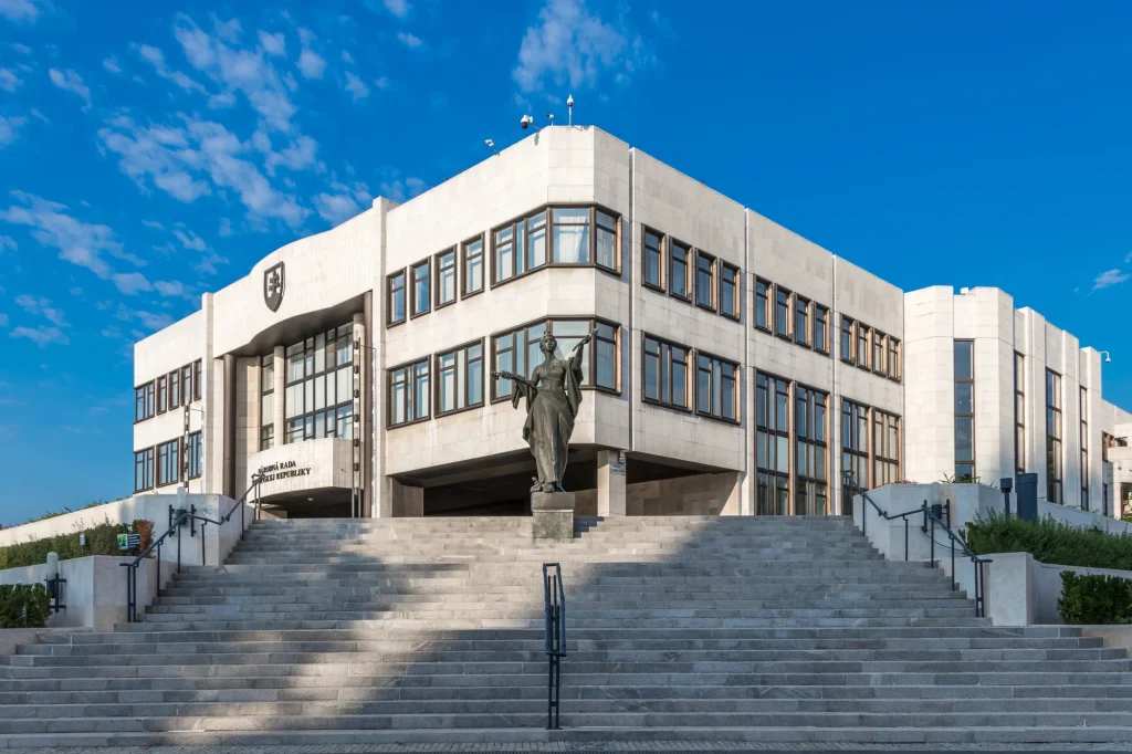 Jóváhagyta a 2027-es költségvetést a szlovák parlament, emelkedik a hiánycél