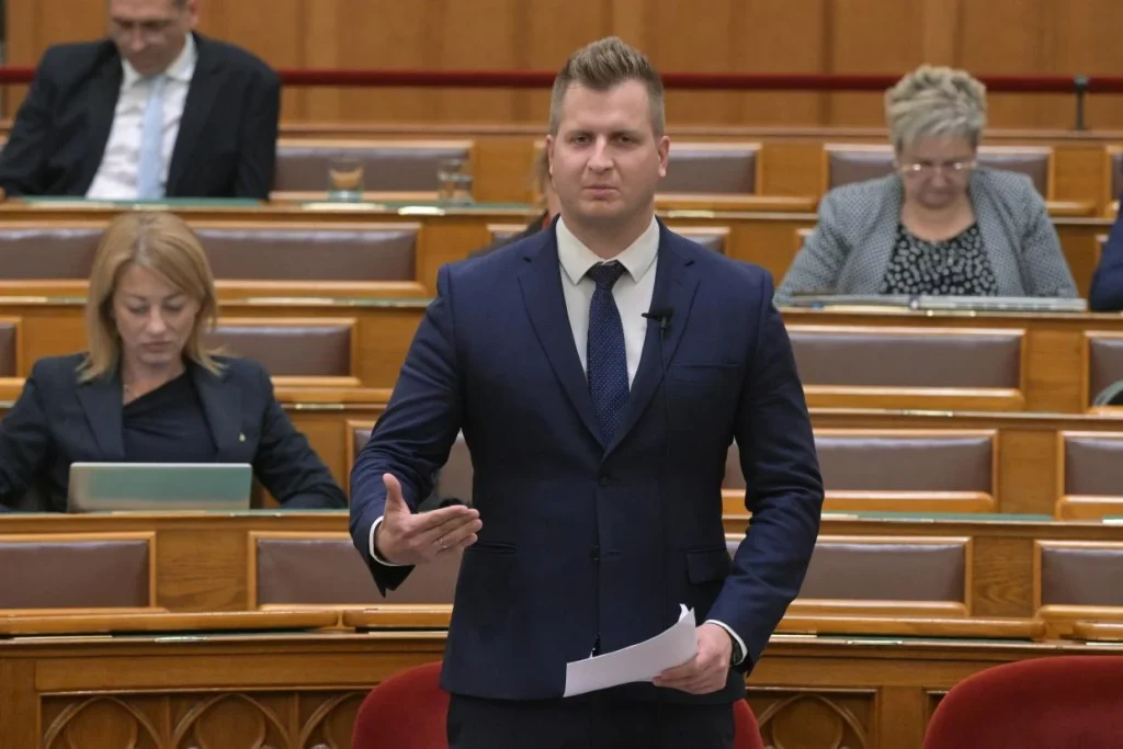 Elhalasztják a cég- és civil szervezetek nyilvántartásának egyesítését