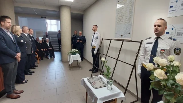 Elhunyt kollégáik emléke előtt tisztelegtek a Tolna Megyei Rendőr-főkapitányságon