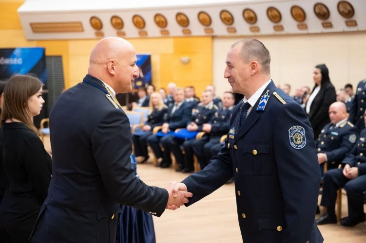 Pest vármegyei rendőröket és polgárőröket tüntettek ki a nemzeti ünnep alkalmából