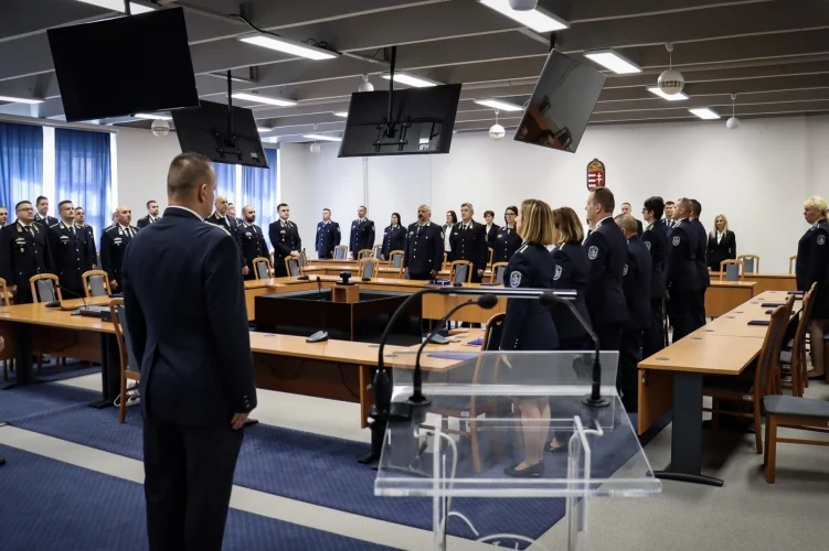 Október 23-a alkalmából rendőröket tüntettek ki a Bács-Kiskun Megyei Rendőr-főkapitányságon