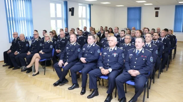 Több tucat Baranya vármegyei rendőrt és rendőrségi munkatársat részesítettek elismerésben