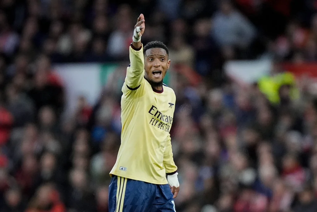 Ezri Konsa berobbant az Arsenal védelmébe